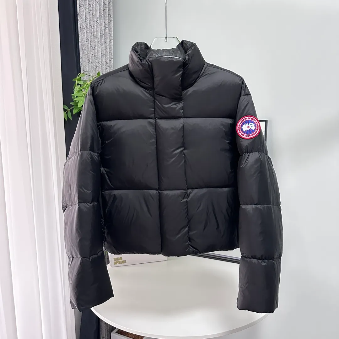 P780 Style number: Y112 𝗚𝗮𝗻𝗮𝗱𝗮 𝗚𝗼𝗼𝘀𝗲｜Canada Goose Cypress series women's short puff/down jacket Color: black, silver Size: XS, S, M, Customized original high-density waterproof recycled Feather-Light tear-resistant fabric, waterproof and windproof, light and fluffy. The interior adopts nylon double-layer sealing design! The interior is filled with 90% white duck down of the national standard, and the down content is as high as 350 grams. Fluffy, plump and soft to the touch.